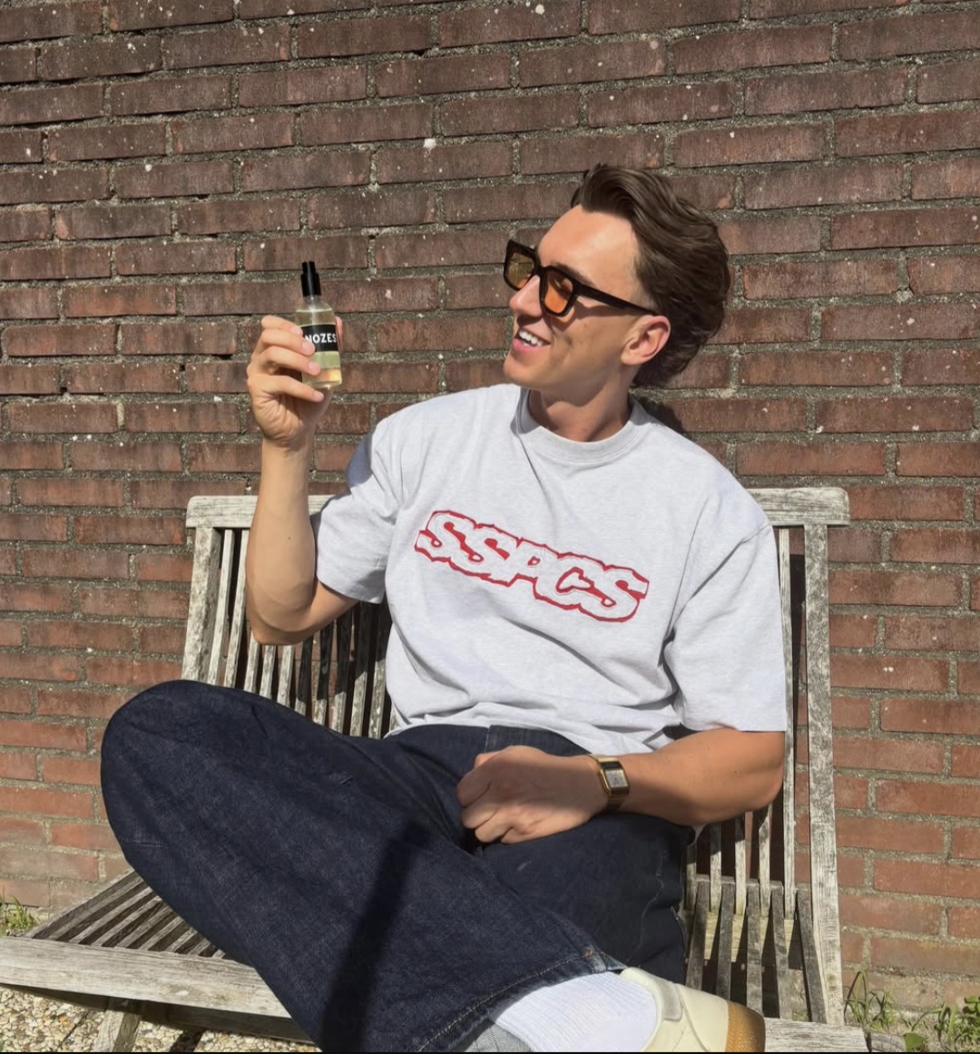 Man in de zon met een flesje Nozes